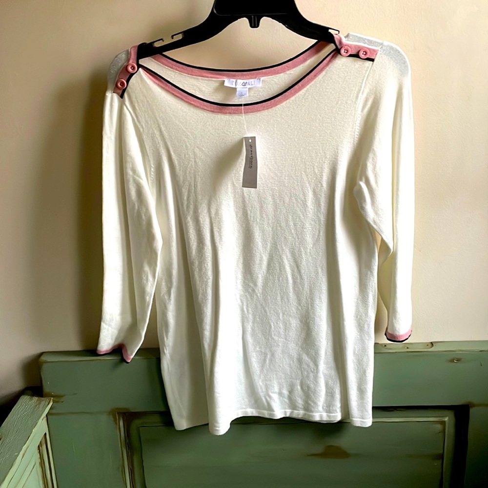 Roz&ALI Women’s 3/4 sleeve soft light sweater. Cream w/ neck lined  pink/black S